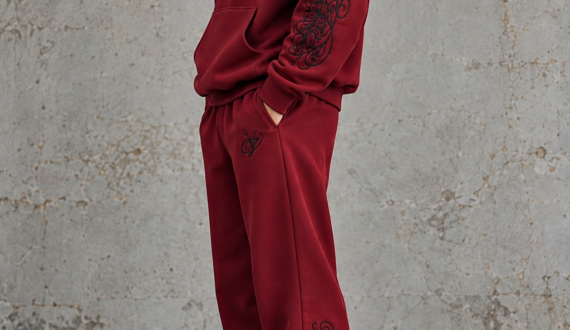 Bordeauxroter Hoodie mit Stickerei und passender Jogginghose – Streetwear-Produktion in der Türkei