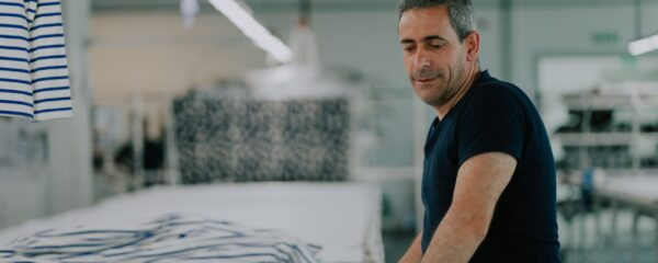 Mitarbeiter bei der Textilproduktion in einer Bekleidungswerkstatt